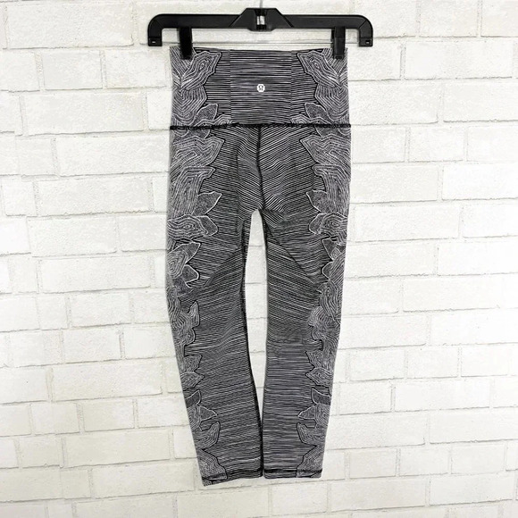 Lululemon Black & White Floral Dottie Tribe Cropped Wunder Under Women's Size 4 - Picture 4 of 8